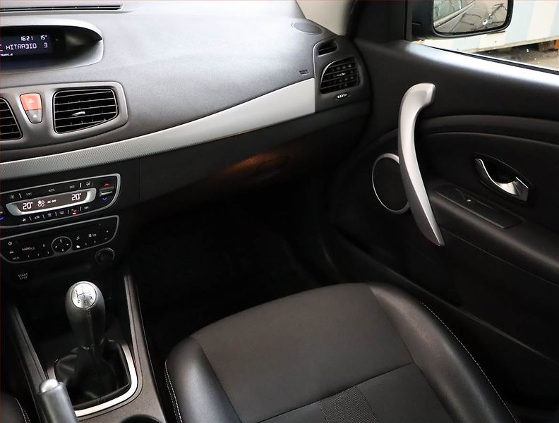 Renault Fluence (2011) 1.6 16V, nová STK, rezervace - fotka 8 z 18