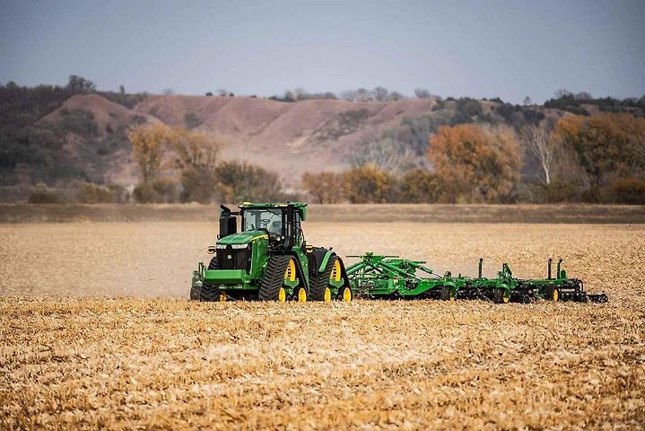 Autonomní traktor John Deere 9RX.