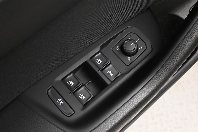 Volkswagen Passat 2,0 TDI 147kW DSG Business Zár - fotka 26 z 32