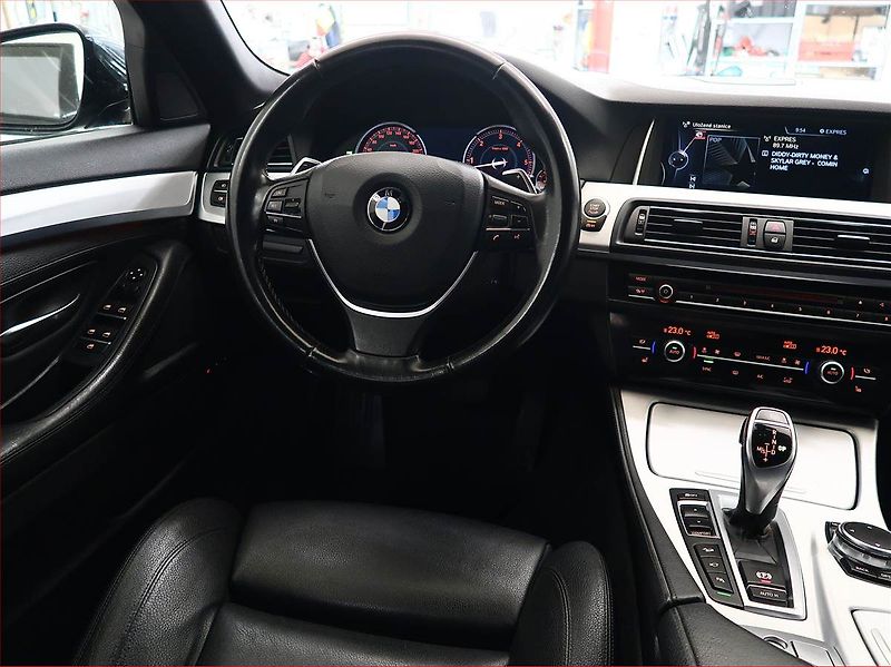 BMW Řada 5 (2015) 530d xDrive, 4X4, Automat - fotka 7 z 21
