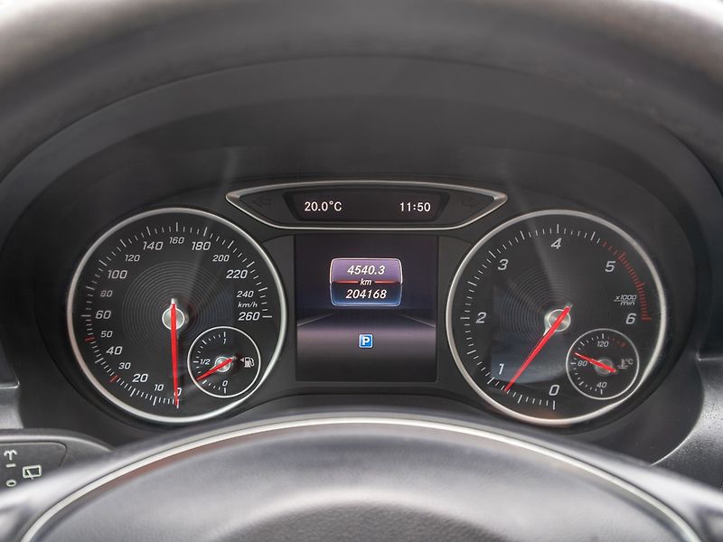 Mercedes-Benz GLA (2017) 200D 100KW LED – PO SERVISU - fotka 24 z 48