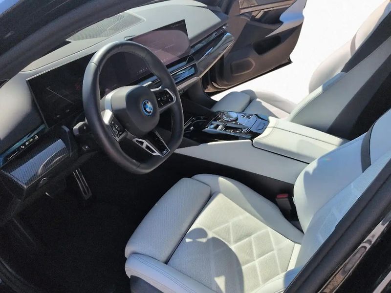 BMW i5 xDrive40 M-Sport Pro HuD B&W - fotka 6 z 9