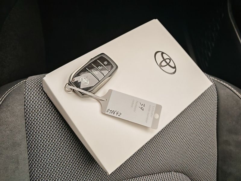 Toyota C-HR 2.0 Hybrid 4x2 Executive - fotka 47 z 48