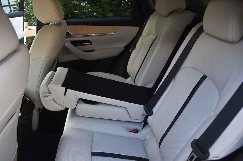 Mazda CX-60 si zdatně vede i na zatáčkovitých silnicích