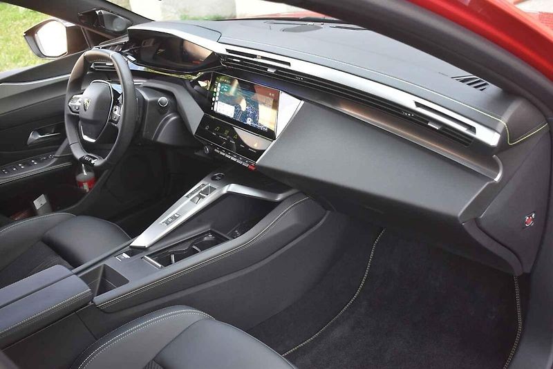 Peugeot 408 je praktický rodinný i reprezentativní podnikatelský vůz.