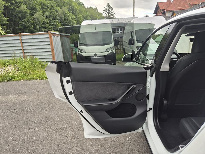 Tesla Model Y LONG RANGE DUAL MOTOR TZ 91 % - fotka 38 z 50