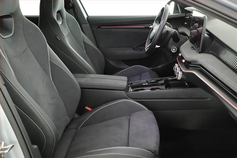 Škoda Superb (2025) 2.0 TDI, Sportline, Navigace - fotka 7 z 22