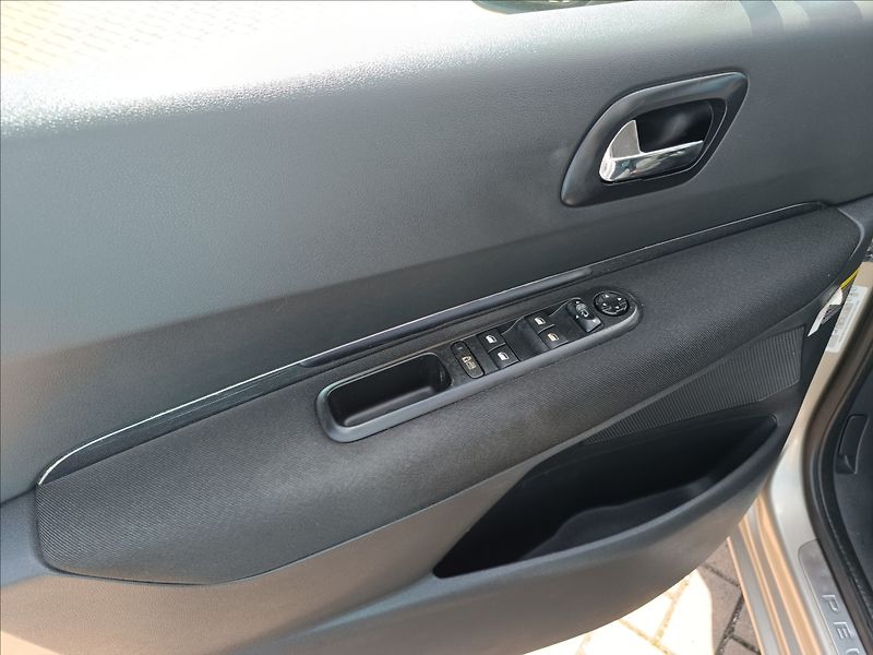 Peugeot 5008 1,6 THP - fotka 14 z 19