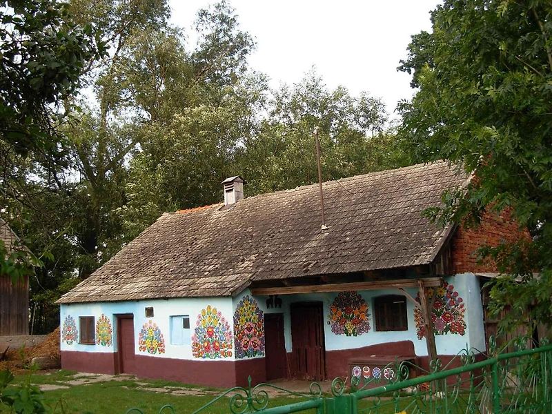Domy nejsou žádný skanzen. Lidé v nich opravdu žijí.