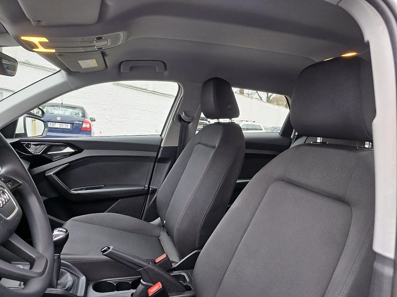 Audi A1 25TFSI černá střecha 1.maj - fotka 9 z 11