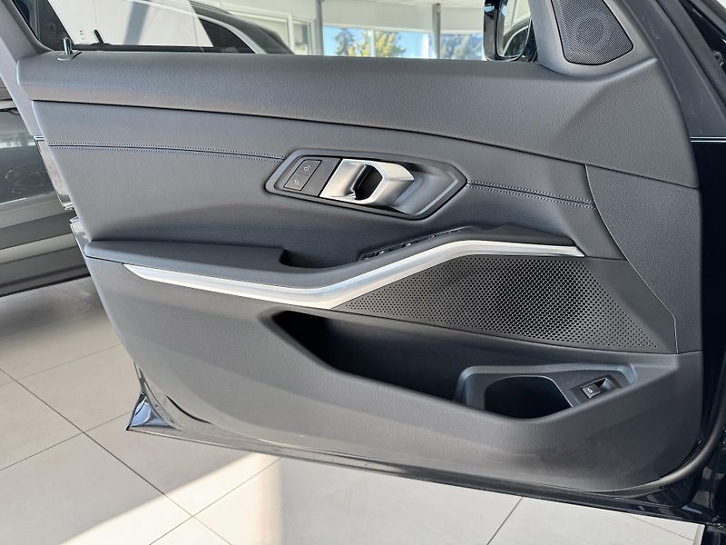 BMW Řada 3 330i xDrive*M-SPORT*Distronic - fotka 32 z 41
