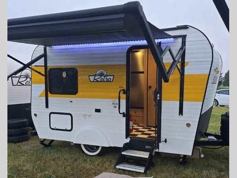 Karavan R126 americké společnosti Sunset Park RV zaujme svým retro stylem. Uvnitř je ale moderní vybavení.