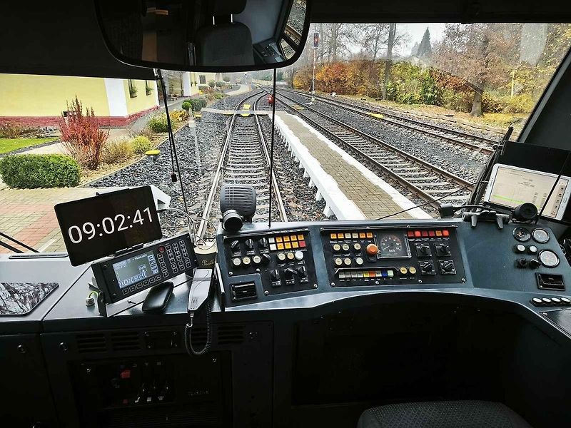 Díky tabletu a online kamerovému systému už kilometr před přejezdem strojvedoucí vidí, co se na něm děje..
