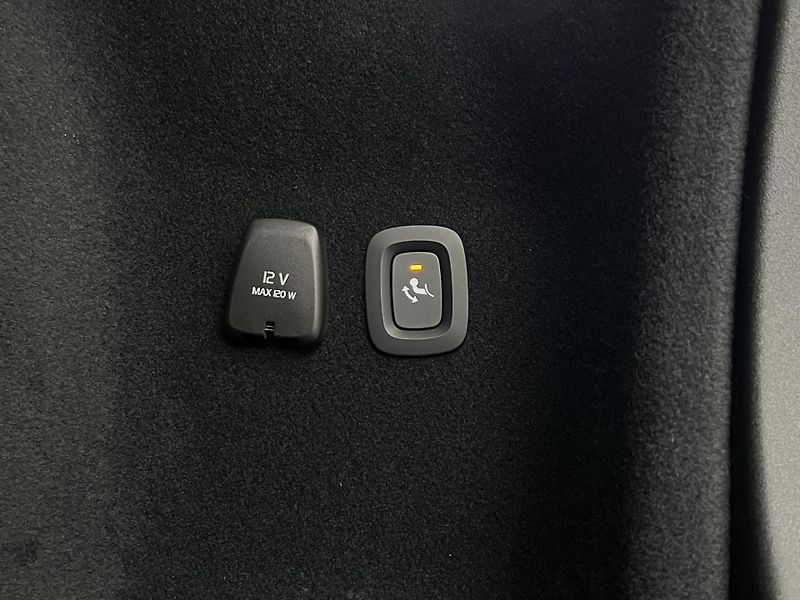 Volvo V60 B4 PLUS DARK PANORAMA - fotka 30 z 49