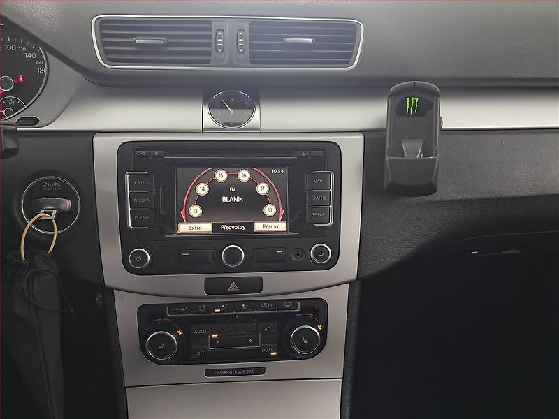 Volkswagen Passat (2011) 2.0 TDI, Navi, Vyhř. sedaček - fotka 12 z 15