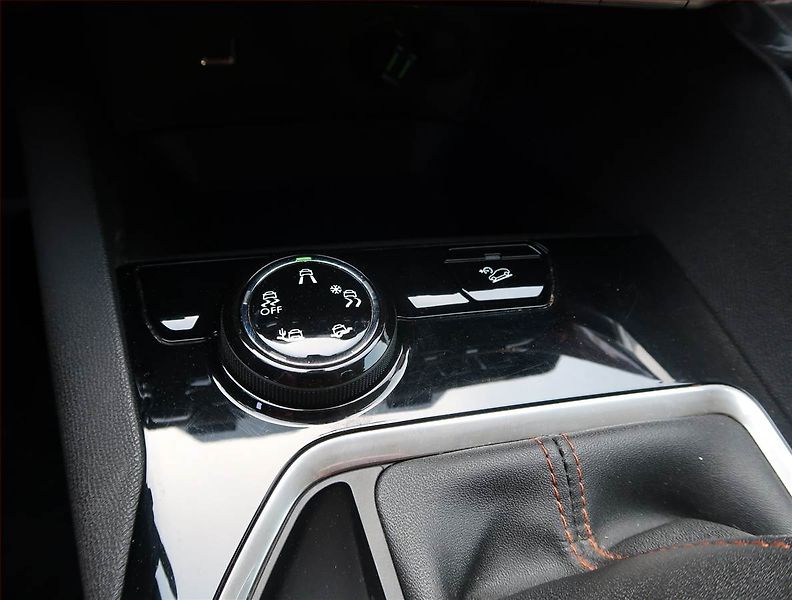 Peugeot 3008 (2017) 1.2 PureTech, Tempomat - fotka 18 z 19