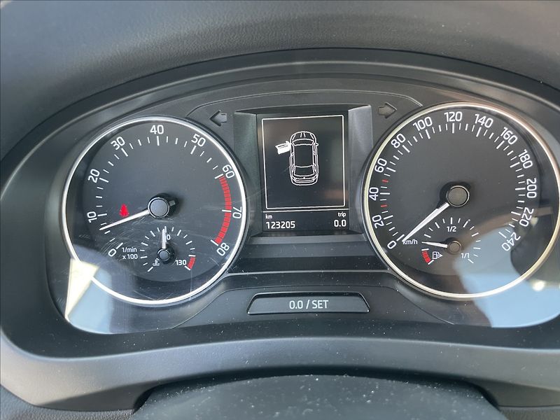 Škoda Rapid 1,2 TSi 66kw Style Radar Klima - fotka 16 z 37