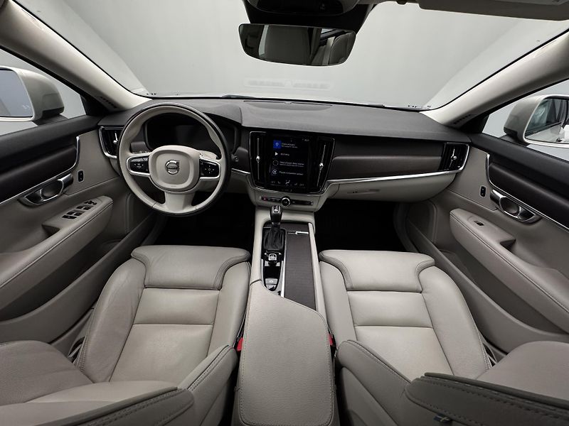 Volvo V90 CC D4 AWD MOMENTUM AUT - fotka 2 z 46