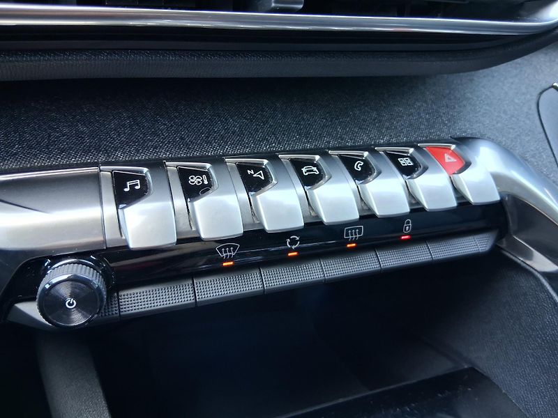Peugeot 3008 ALLURE 1.2 PureTech 96 kW  - fotka 13 z 23