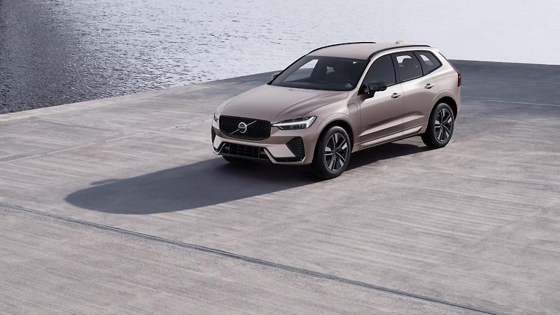 Volvo XC60 (2026) T6 AWD AUT DARK PLUS - fotka 2 z 11