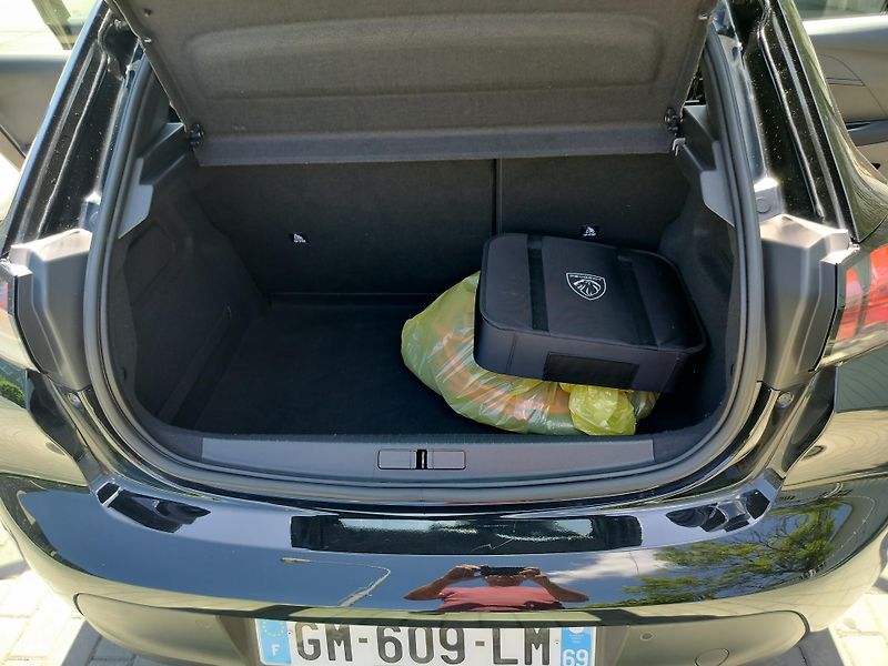 Peugeot 208 e, navigace, SOH 95% - fotka 23 z 28