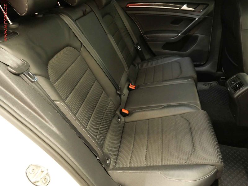 Volkswagen Golf (2013) 1.4TSi, LED, AC - fotka 12 z 19