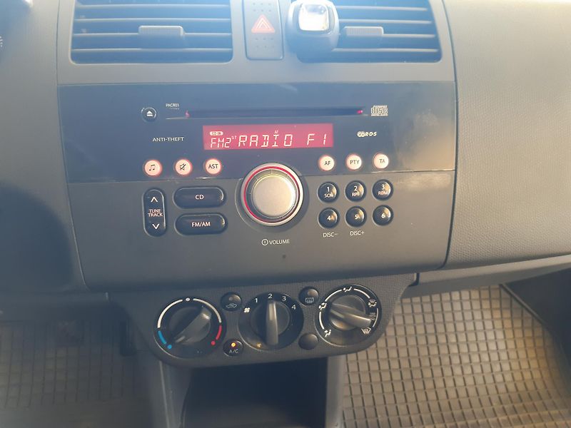 Suzuki Swift 1.3 i KLIMA ZADÁNO ! - fotka 10 z 20