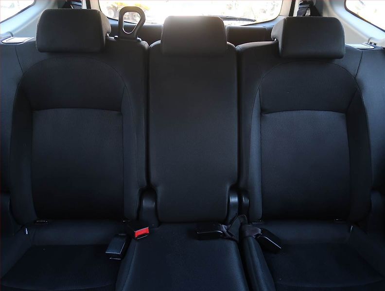 Nissan Qashqai (2012) Acenta 1.6 dCi, 4X4, 7 míst - fotka 10 z 22