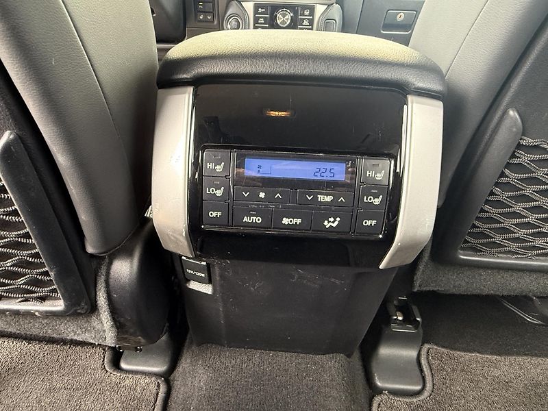 Toyota Land Cruiser 2.8 D-4D AT AWD 130 kW Executi - fotka 25 z 28