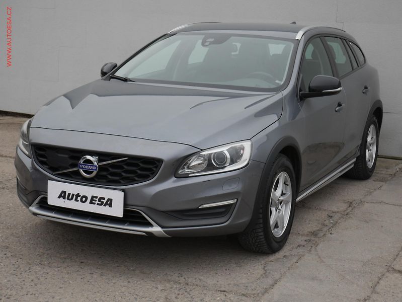 Volvo V60 (2015) 2.4 D4 Cross Country, AT - fotka 3 z 19