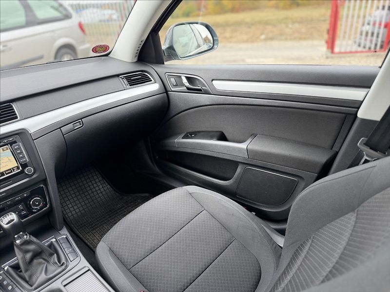 Škoda Superb 2,0 TDI PO ROZVODECH, NOVÁ STK - fotka 20 z 28