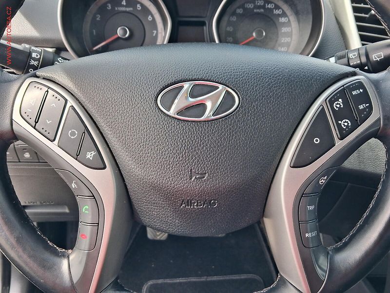 Hyundai i30 (2015) 1.6GDi, 2.maj,ČR, AC, výhřev - fotka 16 z 18