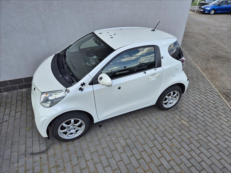 Toyota iQ 1,0 i 50Kw Klima Webasto ALU - fotka 2 z 26