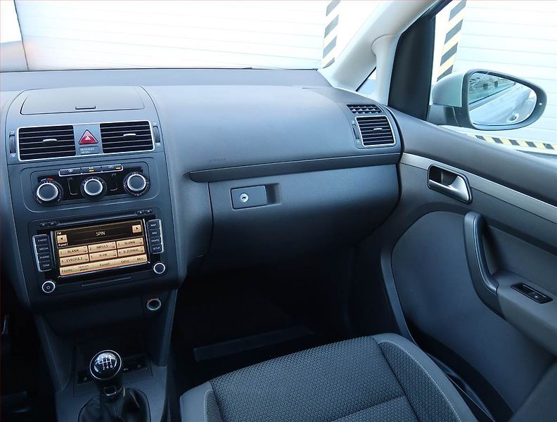 Volkswagen Touran (2014) 1.6 TDI, Serv.kniha, Navi - fotka 8 z 22