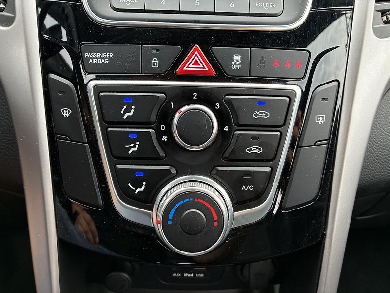 Hyundai i30 1,6i 99kW TAŽNÉ - fotka 17 z 25
