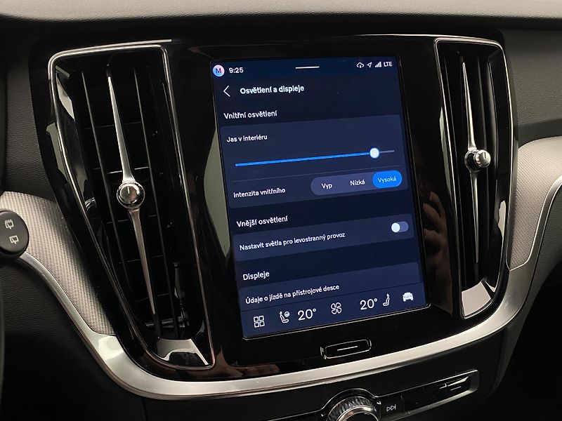 Volvo V60 B4 DARK PLUS AUT CZ - fotka 49 z 54