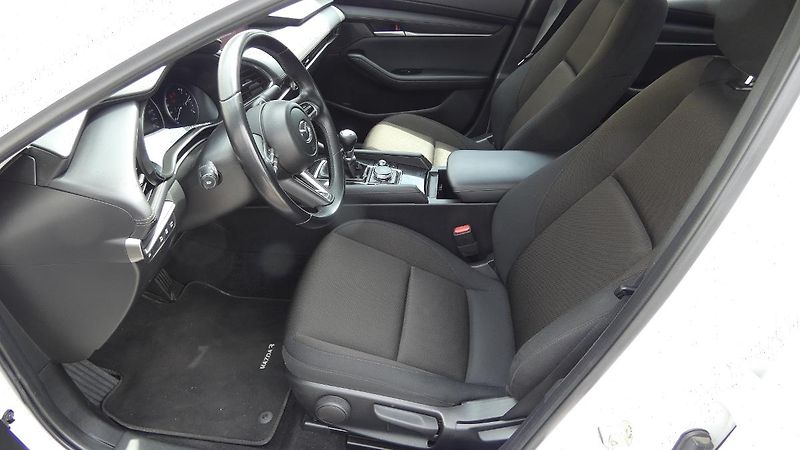 Mazda 3 2.0 Skyactive-G120 - fotka 18 z 22