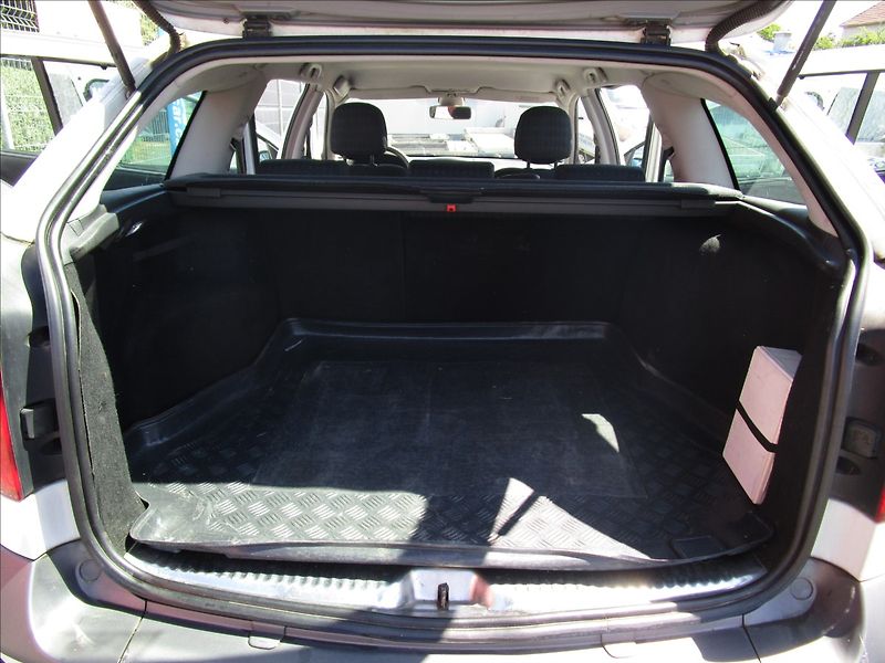 Renault Laguna Grandtour 1.9dCi, aut Klima - fotka 34 z 40