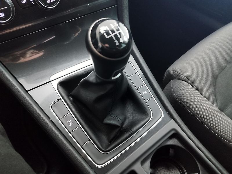 Volkswagen Golf (2017) TSI,92KW,FULL,LED,19ALU,TAŽNÝ - fotka 29 z 39