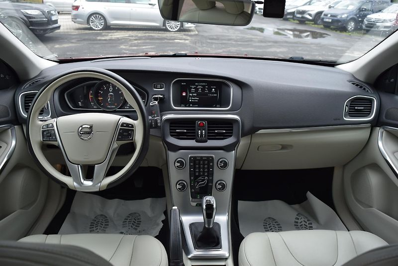Volvo V40 (2016) 2.0i T2 90kw INSCRIPTION MANUÁ - fotka 17 z 48