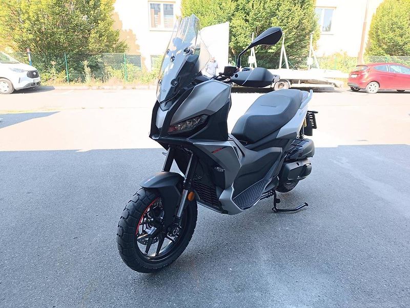 Aprilia (2026) SR GT 400 Boulder Grey - fotka 3 z 11