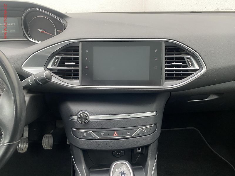 Peugeot 308 (2020) 1.2 PT, Allure, navi, panor - fotka 12 z 18