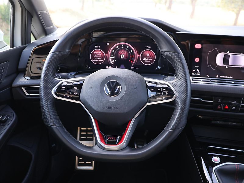 Volkswagen Golf 2,0 TSI GTI 180kW Virtual DPH - fotka 17 z 36