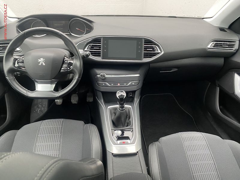 Peugeot 308 (2020) 1.2 PT, Allure, navi, panor - fotka 8 z 18