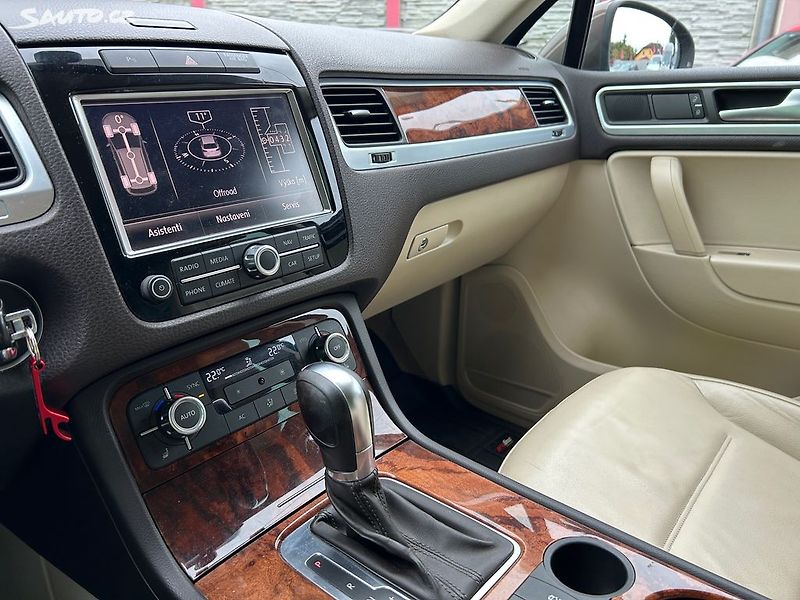 Volkswagen Touareg (2012) 3.0 TDi 180KW pěkný stav - fotka 25 z 27