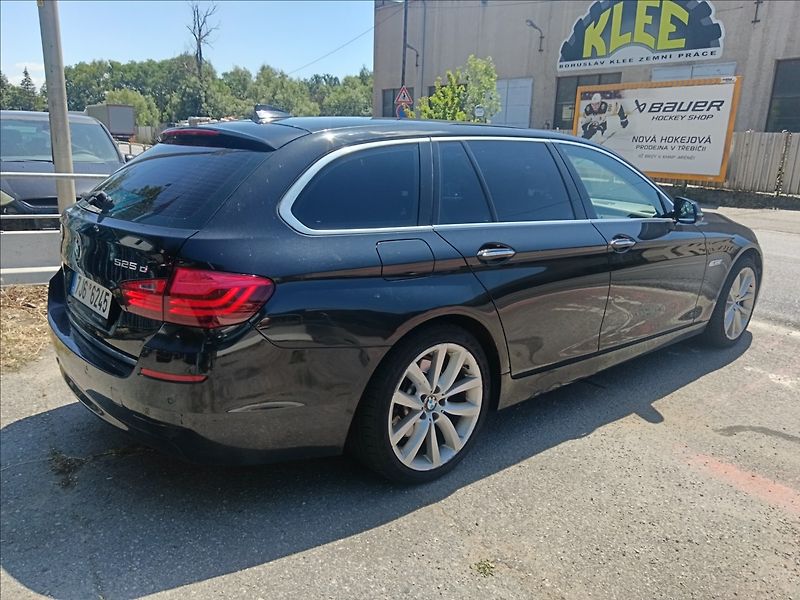 BMW Řada 5 2,0 525D Xdrive - fotka 12 z 24