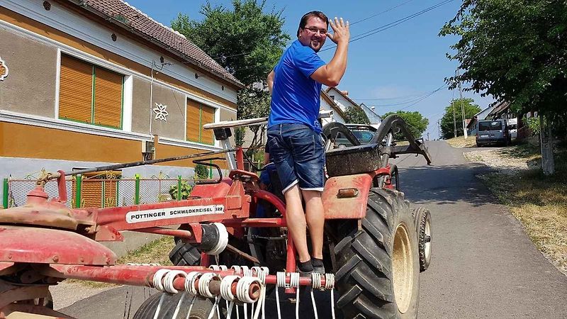 Kluci na výletě se škodovkami v Banátu. Popisky nejsou ani potřeba.