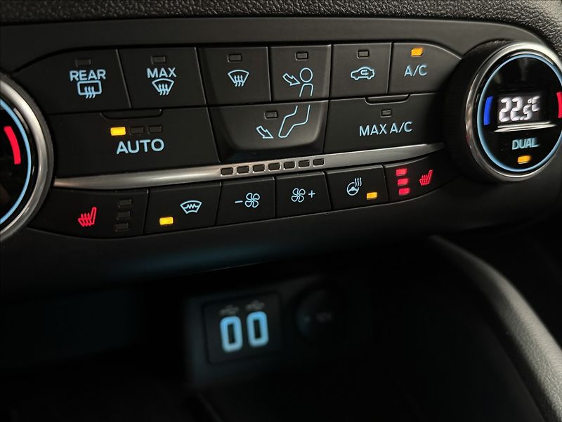Ford Focus 1,5 ST-LINE ZÁRUKA LED 1MAJ ČR - fotka 24 z 40