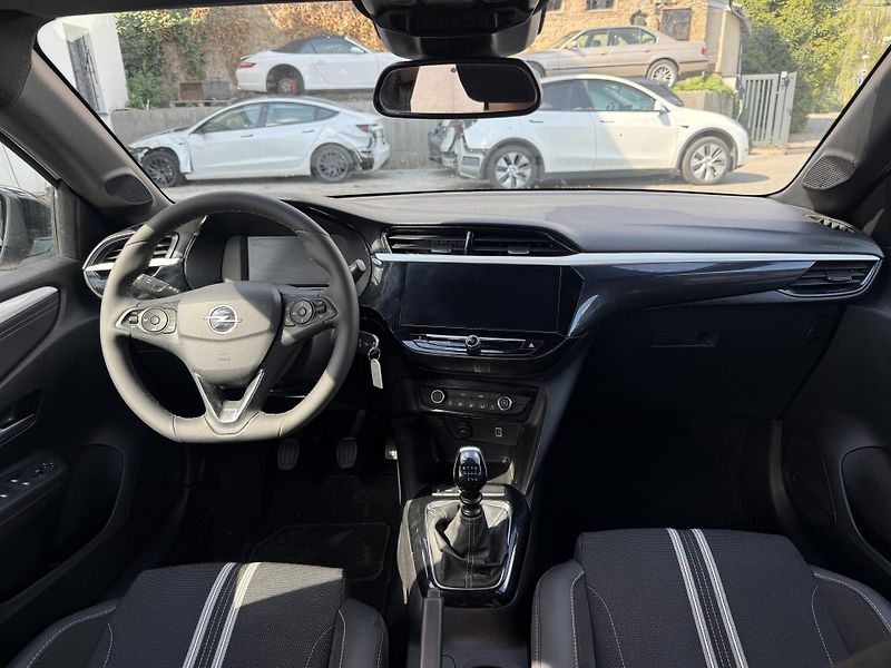 Opel Corsa 1.0l 74 kW - fotka 10 z 16
