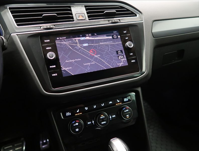 Volkswagen Tiguan 2,0 TDI DSG 4MOTION R-LINE - fotka 26 z 55